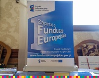 Widoczna broszura "Zapytaj o fundusze europejskie"