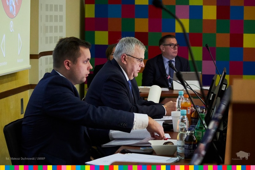 Od lewej siedzą wiceprzewodniczący sejmiku Łukasz Siekierko oraz Bogusław Dębski, przewodniczący sejmiku. W oddali siedzi mężczyzna