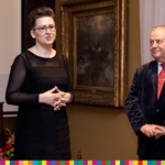 Wicemarszałek Marek Olbryś stoi obok przemawiającej kobiety