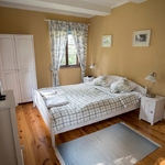 Zdjęcie umeblowanego pokoju z jednym łóżkiem.