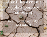 Zdjęcie popękanej ziemi z napisem ARiMR kontynuuje wypłaty pomocy suszowej. Realizujemy wypłaty 661 mln zł