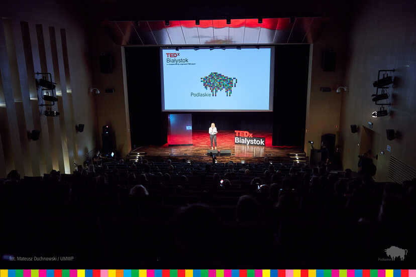 Oświetlona scena podczas imprezy TEDx