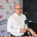 Marszałek Kosicki udziela wywiadu na tle ścianki TEDx