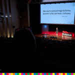 Scena TEDx z wyświetlanym nad nią slajdem
