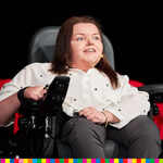 Przemawiająca kobieta na wózku inwalidzkim