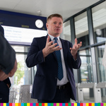 Marek Malinowski, członek zarządu, zabiera głos podczas wizytacji dworca, gestykulując dłońmi