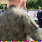 Stojący na baczność sekretarz Tomasz Szeweluk zza pleców żołnierza