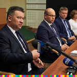 Marszałek Artur Kosicki, członek zarządu Marek Malinowski oraz inne osoby siedzą za stołem.
