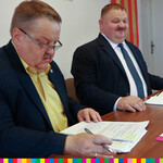 Wicemarszałek Stanisław Derehajło i burmistrz Zbigniew Karwowski podpisują dokumenty.