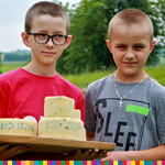 Dwaj chłopcy prezentują sery.