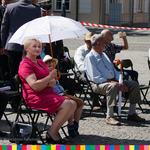 Wiesława Burnos, członek zarządu siedzi pod parasolem. Obok niej siedzi dziecko. W oddali widać pozostałe osoby