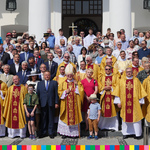 Zdjęcie grupowe, na którym są obecne władze samorządowe, przedstawiciele rządu, duchowni oraz wierni