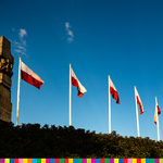 Pomnik Westerplatte wraz z siedmioma flagami