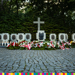 Wieńce kwiatów pod krzyżem na Westerplatte