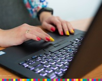 Kobiece dłonie pracujące na klawiaturze laptopa