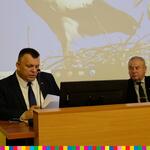Sekretarz Wojewódzkiej Rady Bezpieczeństwa Ruchu Drogowego i wicemarszałek Marek Olbryś za stołem prezydialnym podczas obrad