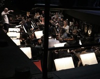 Zdjęcie orkiestry w trakcie próby.