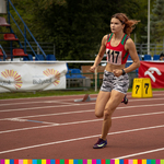 Młoda biegaczka w trakcie biegu