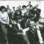 Duża grupa osób na starej czarno-białej fotografii