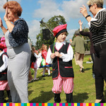 Seniorzy i dzieci podczas tańca - otwarcie Domu Opatrzności w Bielsku Podlaskim (6).jpg