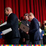 Marszałek Artur Kosicki  i dyrektor teatru Piotr Półtorak wręczają dyplomy.