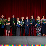 Marszałek Artur Kosicki  i dyrektor teatru Piotr Półtorak z odznaczonymi osobami pozują do zdjęcia.