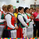 Grupa stojących i śpiewających kobiet ubranych w stroje ludowe.