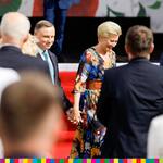 Prezydent Andrzej Duda z małżonką przechodzą obok stojących osób.