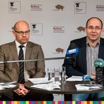 Marszałek Artur Kosicki i Piotr Półtorak, dyrektor Teatru Dramatycznego mówiący do mikrofonów.