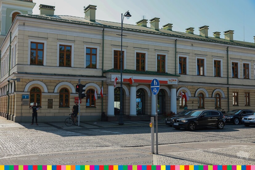 Widok na zabytkowy budynek, w którym się mieści Urząd Miasta w Suwałkach