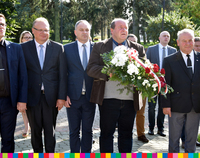 Marek Olbryś, Wicemarszałek Województwa Podlaskiego, przedstawiciele IPN oraz samorządowcy składają wiązankę kwiatów przed pomnikiem poświęconym zesłańcom syberyjskim.