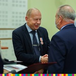 Wicemarszałek Marek Olbryś gratuluje otrzymania odznaki.