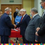 Wicemarszałek Marek Olbryś gratuluje otrzymania odznak.