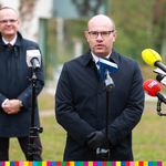 Marszałek Artur Kosicki i rektor UwB stoją przed mikrofonami.