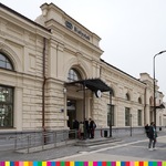 Budynek dworca PKP z napisem Białystok