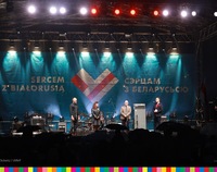 Na scenie marszałek Artur Kosicki w towarzystwie trzech osób. W tle napis w językach polskim i białoruskim: Sercem z Białorusią.