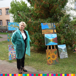 Wiesława Burnos, Członek Zarządu Województwa Podlaskiego stoi obok dwóch sztalug z obrazami. 
