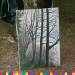 Zdjęcie obrazu przedstawiającego drzewa.