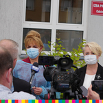 Wiesława Burnos, Członek Zarządu Województwa Podlaskiego w towarzystwie kobiety stoi przed grupą dziennikarzy.