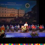 Rektor oraz osoby na scenie oraz napis inauguracja roku akademickiego 2020/2021