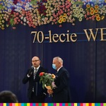 Marszałek Artur Kosicki przemawiający do mikrofonu, wicemarszałek Marek Olbryś trzymający kwiaty oraz dyrektor szkoły Bogumiła Olbryś