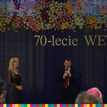 Dyrektor szkoły Bogumiła Olbryś oraz mężczyzna stojący na tle napisu 70-lecie WETY