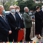 Marszałek Artur Kosicki oraz wicemarszałek Marek Olbryś w towarzystwie innych osób stojących przed szkołą