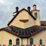  Łomżyński kościół z wyeksponowanymi panelami fotowoltaicznymi na dachu.