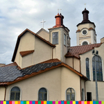  Łomżyński kościół z wyeksponowanymi panelami fotowoltaicznymi na dachu.