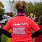 Uczestniczka Breast Run w koszulce z napisem team BCO