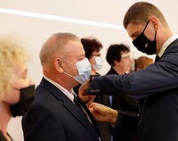 Minister Dariusz Piontkowski przypina medal wicemarszałkowi Markowi Olbrysiowi