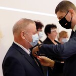minister Dariusz Piontkowski wręcza order wicemarszałkowi Markowi Olbrysiowi