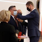 minister Dariusz Piontkowski wręcza medal burmistrzowi Kolna Andrzejowi Dudzie