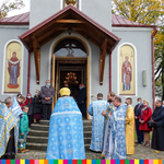 Uczestnicy uroczystości przed cerkwią w Nowym Dworze.